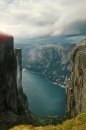 Fotografia: V objatí vetra, fotograf: Matus Kosut, tagy: norsko, stopom, lysefjorden