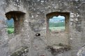 Fotografia: Oči hradného múru Beckov, fotograf: Lýdia Šimková, tagy: hrad Beckov, múry, pohľad cez múry, história