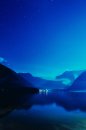Fotografia: Aj keď vidíš pokoj, nezabúdaj svet je studený., fotograf: Alexander Ladislav Križánek, tagy: hallstatt, krajina, hory, voda, atmosfera, modrá, breh